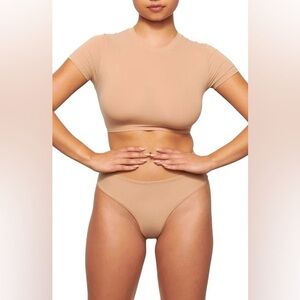 SKIMS FITS EVERYBODY SUPER CROPPED T-SHIRT CLAY XS